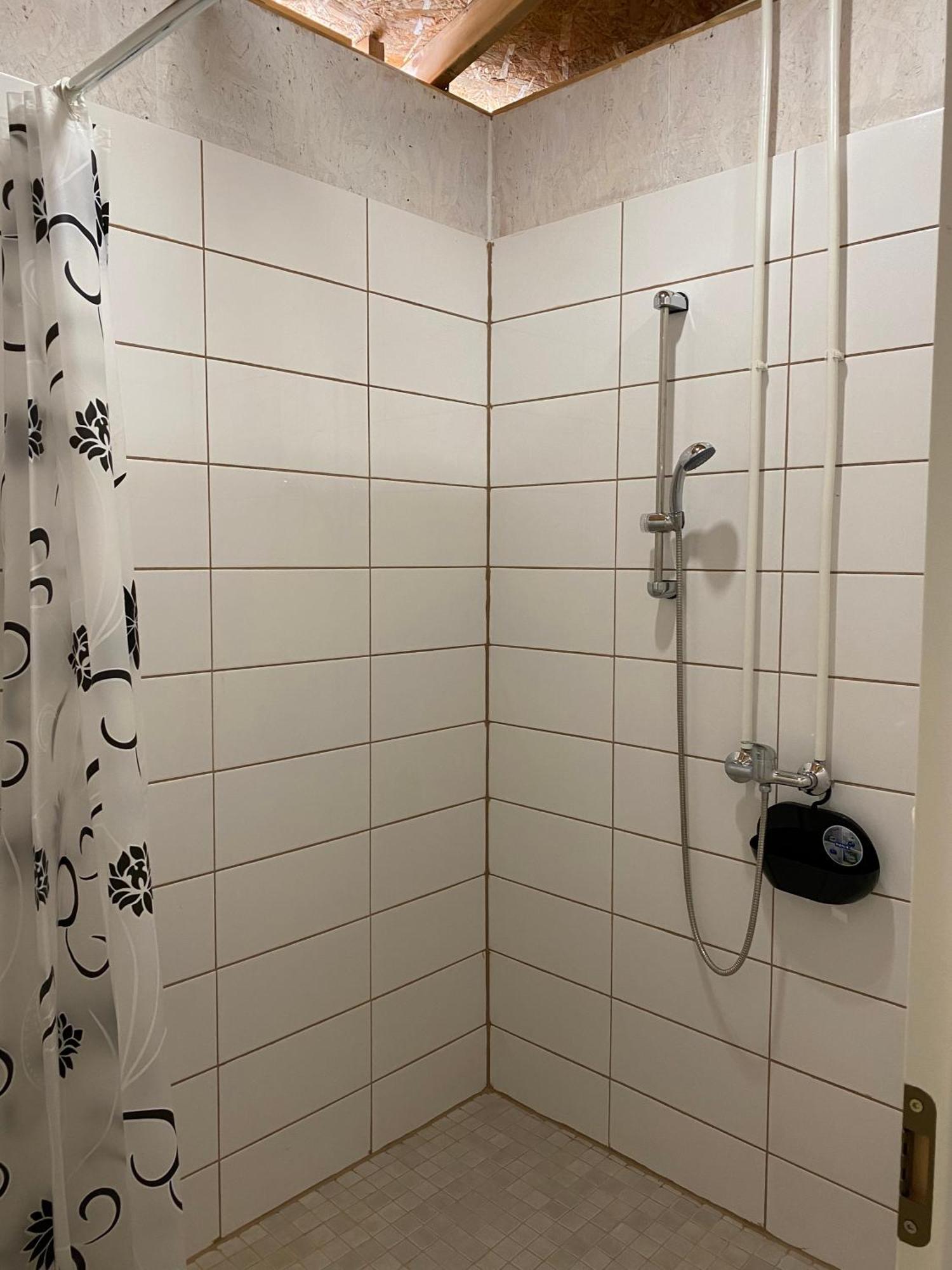 Marika Puhkekuela - Metsanurga Oeoemaja "Shared Bathroom" Nova Eksteriør bilde